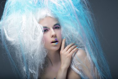 parlak makyaj ve yaratıcı saç olan kadın