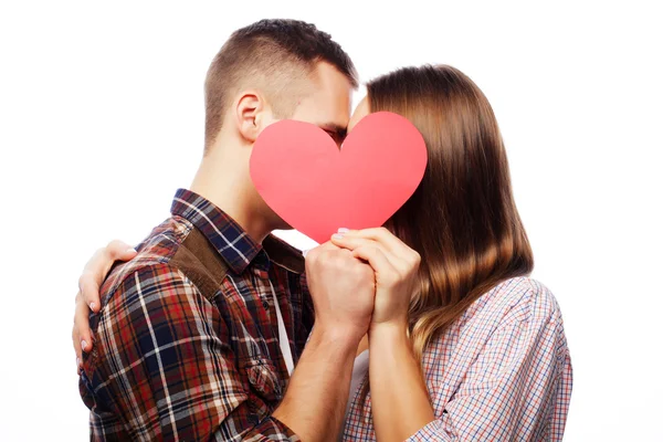 Mutlu çift kırmızı kalp tutan aşık. — Stok fotoğraf