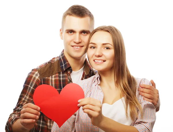 Šťastný pár v lásce drží červené srdce. — Stock fotografie