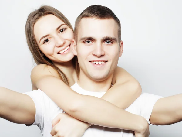 Mann macht Selfie mit Freundin — Stockfoto