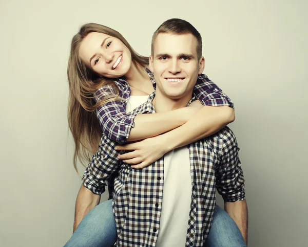 Joven llevando novia en su espalda . — Foto de Stock