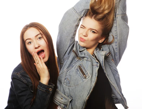 Dos amigas jóvenes divirtiéndose . — Foto de Stock