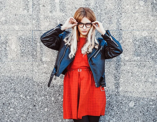 Mulher hipster em roupa de verão casual elegante — Fotografia de Stock