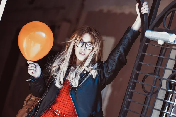 Giovane donna hipster con palloncino in città — Foto Stock