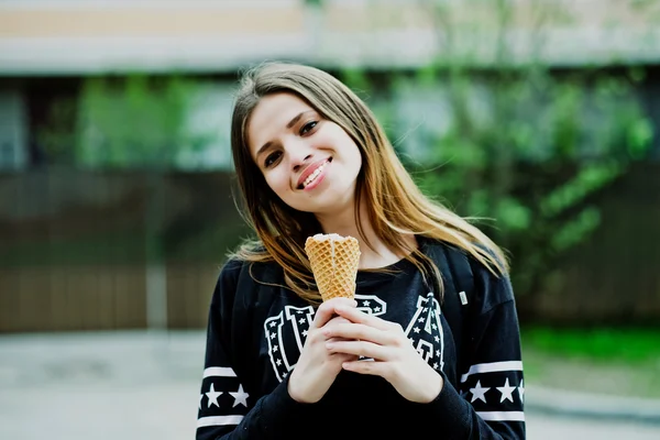 Mujer joven comiendo helado día soleado al aire libre — Foto de Stock