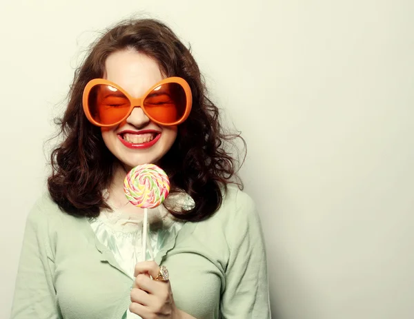 Jonge gelukkig vrouw met grote oranje zonnebril — Stockfoto