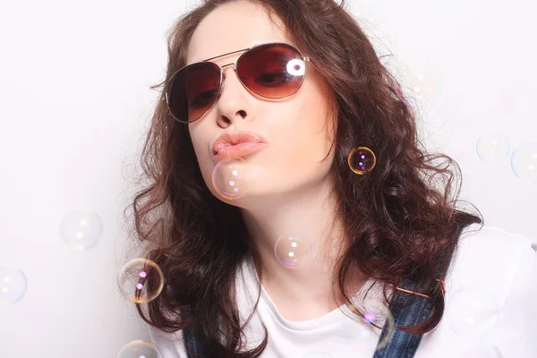 Mujer joven sorprendida usando gafas de sol . — Foto de Stock