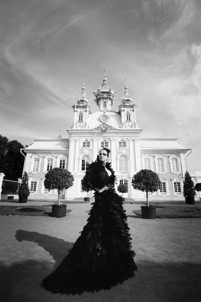 Schöne Frau im schwarzen Kleid — Stockfoto