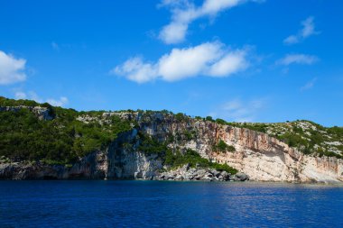 Zakynthos adasındaki mavi mağaralar 