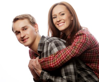 gri arka plan üzerinde sarılma güzel mutlu çift.