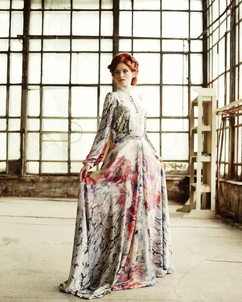 Elegante vrouw in romantische jurk. — Stockfoto