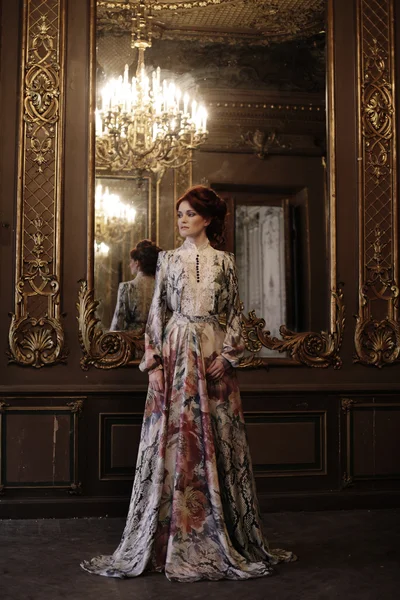 Hermosa mujer de pie en la sala del palacio —  Fotos de Stock