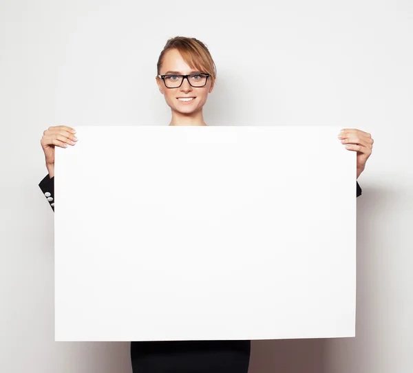 Mujer de negocios sosteniendo un cartel en blanco . —  Fotos de Stock