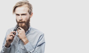 cep telefonunuzda konuşan genç adam 