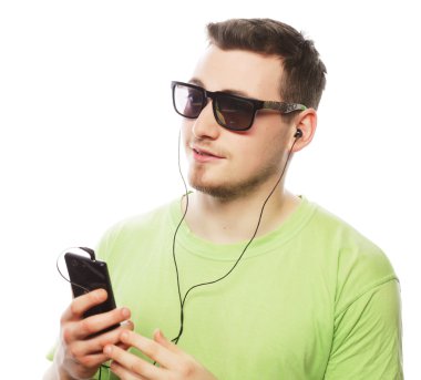 müzik dinleme ve smartphone kullanarak adam