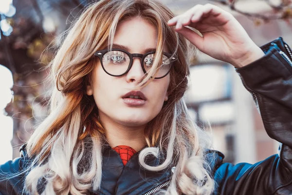 Mulher vestindo vestido vermelho posando na cidade — Fotografia de Stock