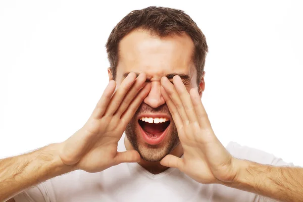 Schöner Mann im weißen T-Shirt schreit, während — Stockfoto