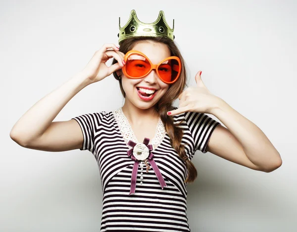 Mujer joven con grandes gafas de fiesta — Foto de Stock