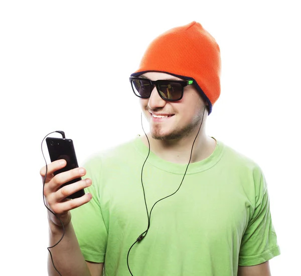 Uomo ascoltare musica e utilizzando smartphone — Foto Stock