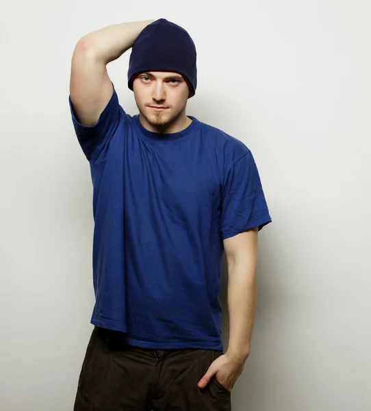 Man in blauw t-shirt en blauw hoed. — Stockfoto