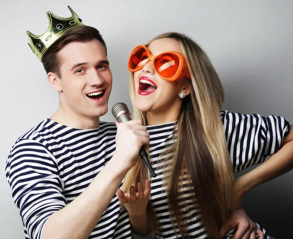 Belo jovem casal amoroso pronto para a festa . — Fotografia de Stock