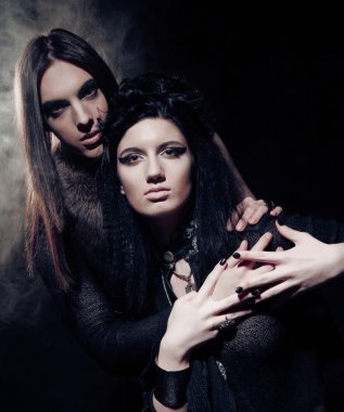 Genç gotik çiftin romantik portresi