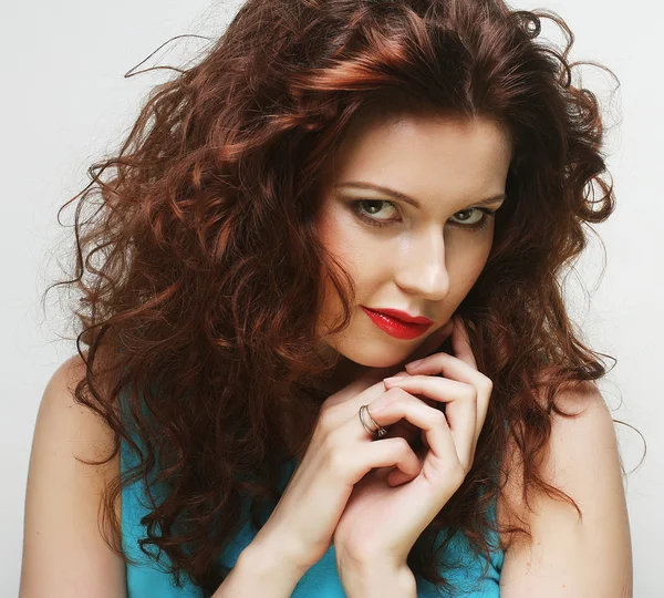 Mulher feliz com cabelo encaracolado — Fotografia de Stock