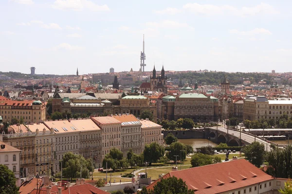 Domy z tradycyjnymi czerwonymi dachami w Pradze — Zdjęcie stockowe