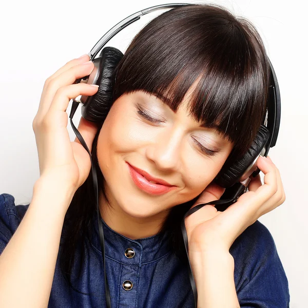 Kobieta ze słuchawkami słuchającymi muzyki — Zdjęcie stockowe