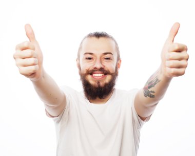 Mutlu adam işaret veriyor.