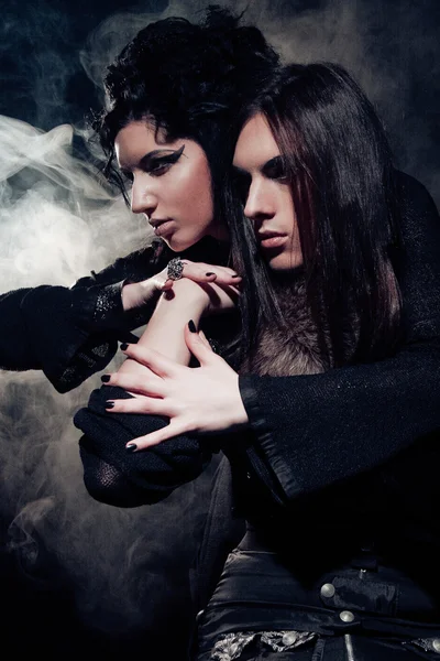 Romantický portrét mladého gotického páru — Stock fotografie