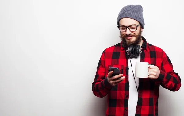 Ung skäggig man med mobiltelefon — Stockfoto