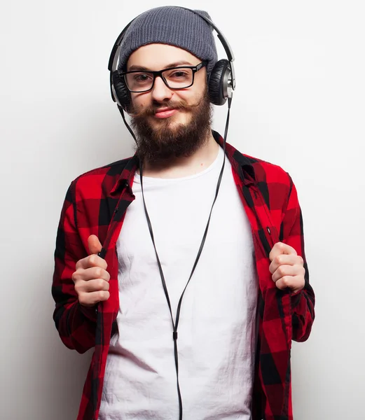 Fiatal szakállas férfi, zenehallgatás — Stock Fotó