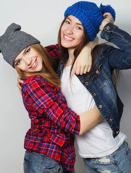 Twee stijlvolle sexy hipster meisjes beste vrienden — Stockfoto