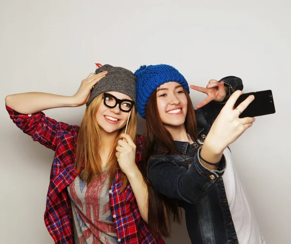 Kvinnor som tar selfie — Stockfoto