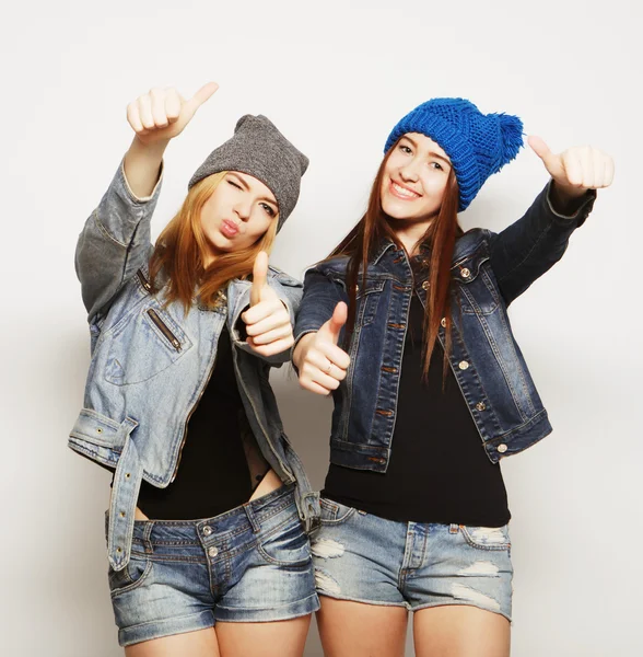 Deux jeunes filles hipster amis debout ensemble — Photo