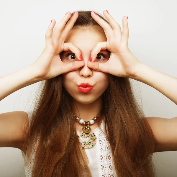 Mujer buscando algo con los ojos abiertos — Foto de Stock