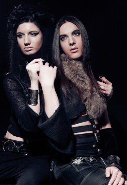 Genç gotik çiftin romantik portresi