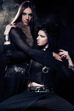 Genç gotik çiftin romantik portresi