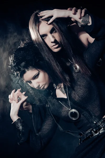 Retrato romântico de jovem casal gótico — Fotografia de Stock