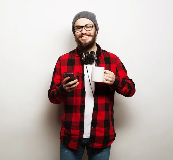 Jeune homme barbu avec téléphone portable — Photo