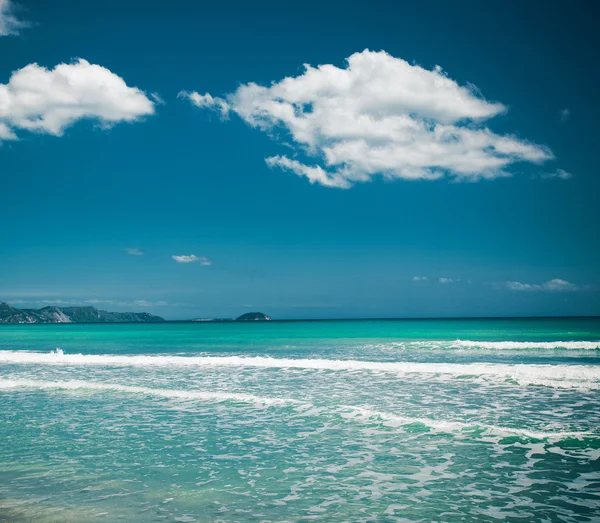 Verão praia com nuvens e céu azul — Fotografia de Stock
