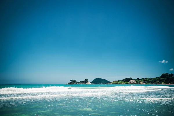 Verano de playa con nubes y cielo azul — Foto de Stock