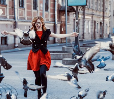 Kırmızı elbise giyen genç hipster kadın 