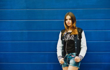 genç kız kulaklık müzik dinleme