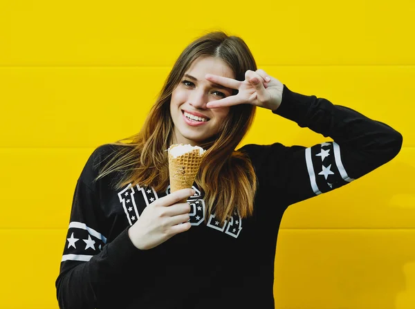 Νέοι hipster κορίτσι με παγωτό καϊμάκι — Φωτογραφία Αρχείου