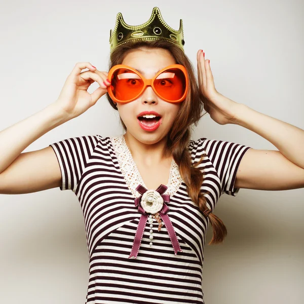 Jonge vrouw met groot feest bril — Stockfoto