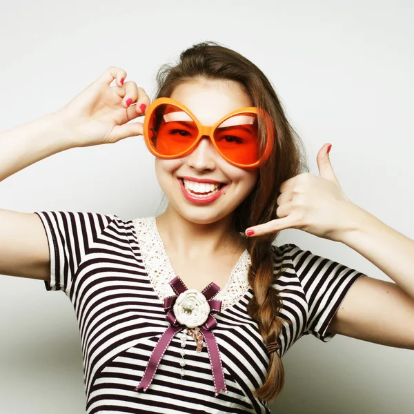 Mujer joven con grandes gafas de fiesta — Foto de Stock