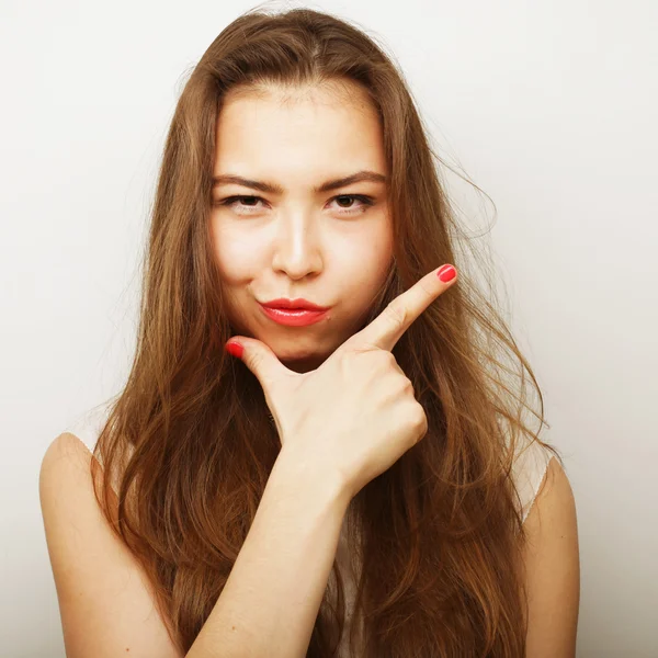 Retrato de una hermosa joven pensando — Foto de Stock