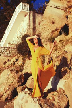 Uzun sarı elbise açık poz kadınla
